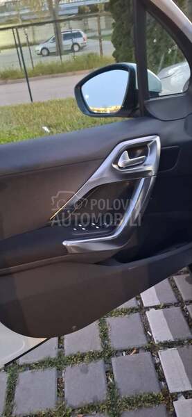 Peugeot 2008 1.2 Allure Platinum