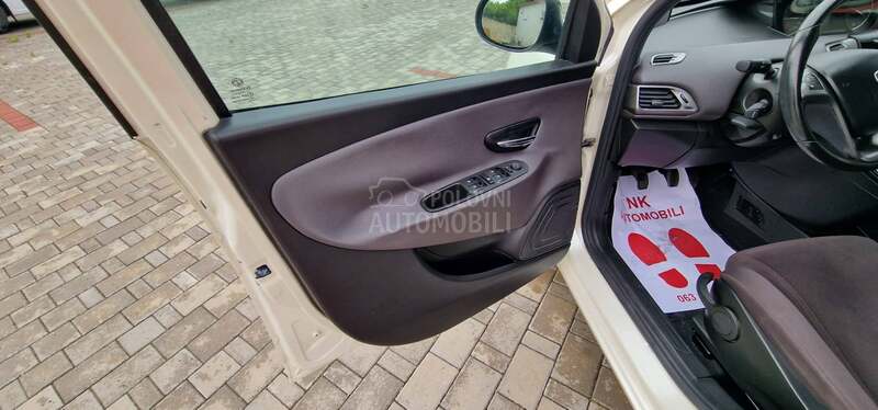 Lancia Ypsilon 1.2 PERLA NOOVA