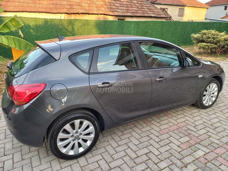 Opel Astra J 1.6 CH NOVA
