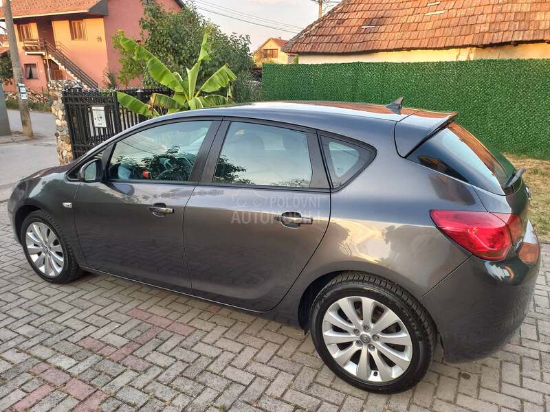 Opel Astra J 1.6 CH NOVA