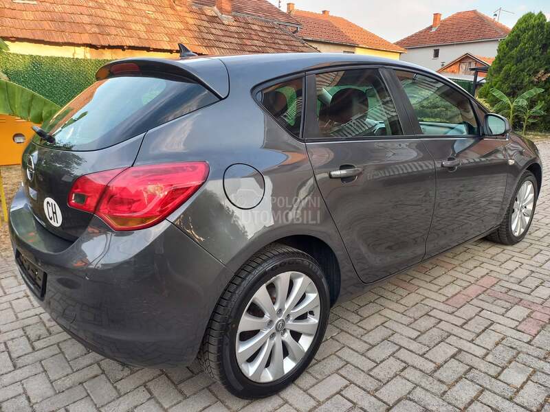 Opel Astra J 1.6 CH NOVA