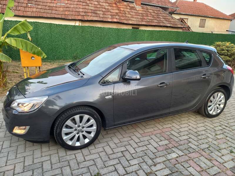 Opel Astra J 1.6 CH NOVA