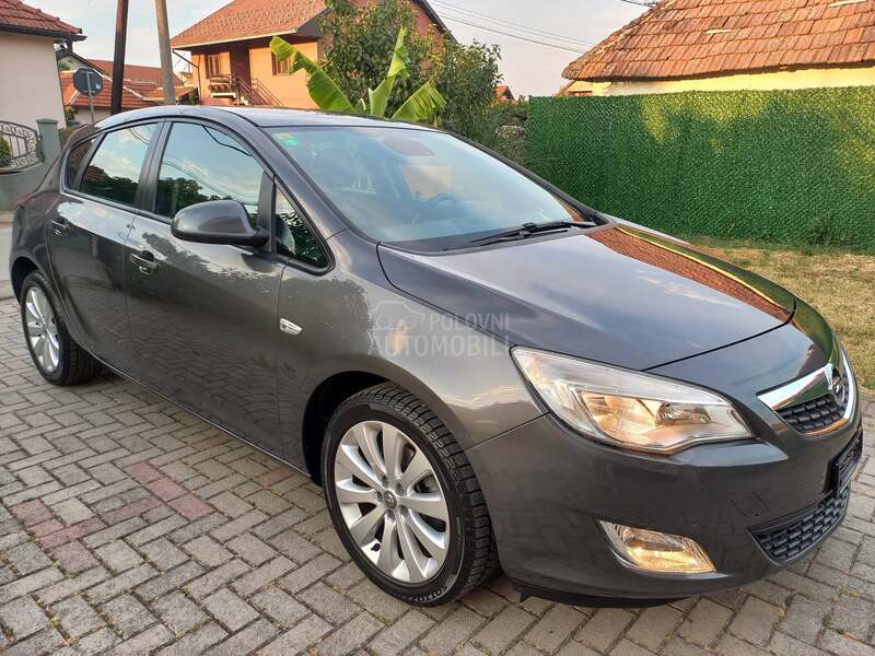 Opel Astra J 1.6 CH NOVA