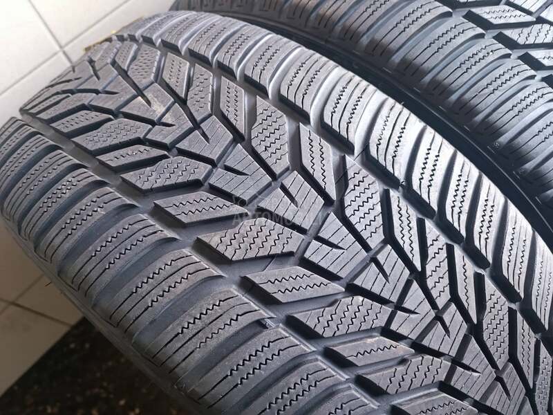 Hankook 245/45 R19 Zimska