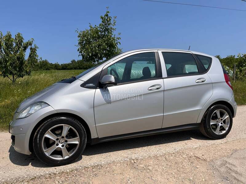 Mercedes Benz A 160 vredi videti nov