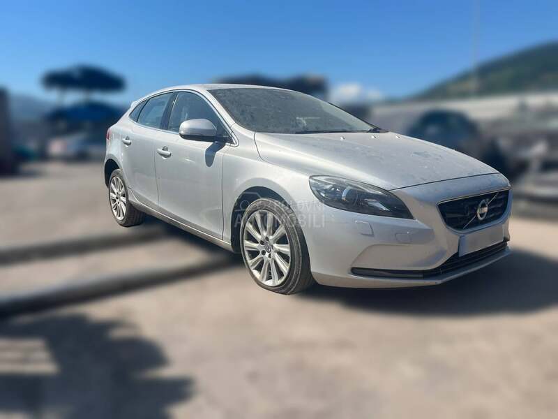 Volvo V40 2.0 2013. god. -  kompletan auto u delovima