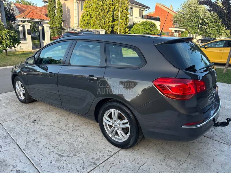 Opel Astra J 1.7CDTI ESSENCIA