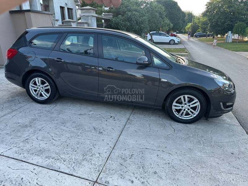Opel Astra J 1.7CDTI ESSENCIA