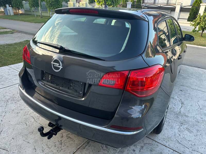 Opel Astra J 1.7CDTI ESSENCIA