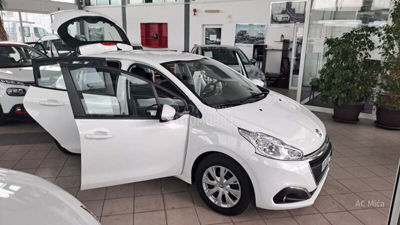 Peugeot 208 1.2 NAV  LED   32000