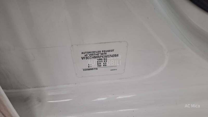 Peugeot 208 1.2 NAV  LED   32000
