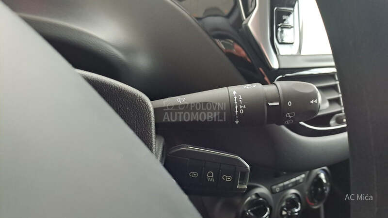 Peugeot 208 1.2 NAV  LED   32000