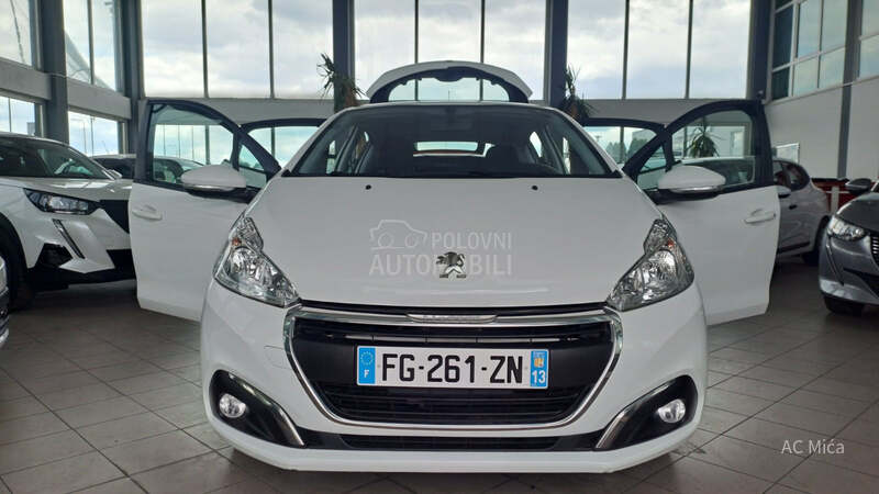 Peugeot 208 1.2 NAV  LED   32000