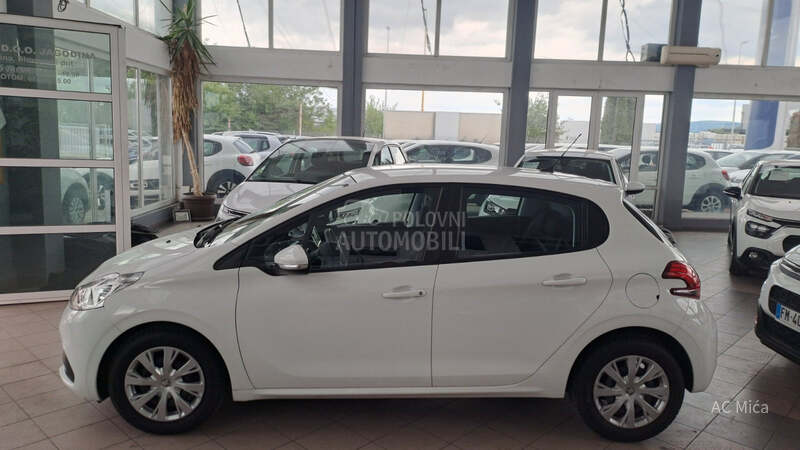 Peugeot 208 1.2 NAV  LED   32000