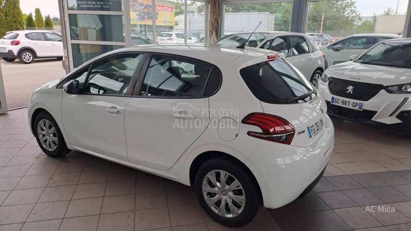Peugeot 208 1.2 NAV  LED   32000
