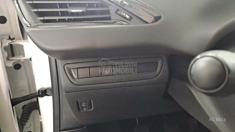 Peugeot 208 1.2 NAV  LED   32000