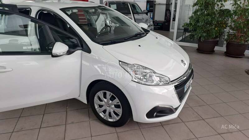 Peugeot 208 1.2 NAV  LED   32000