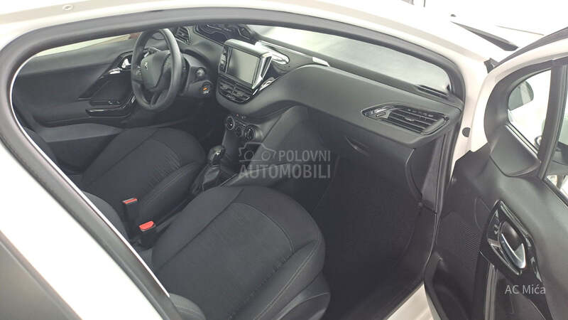 Peugeot 208 1.2 NAV  LED   32000