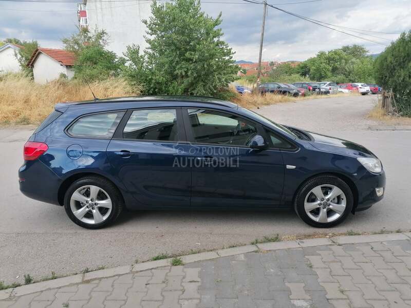 Opel Astra J 1.4i ESSENTIA CH