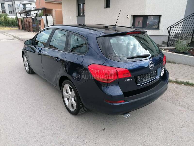 Opel Astra J 1.4i ESSENTIA CH