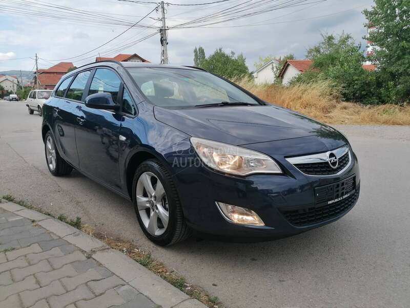 Opel Astra J 1.4i ESSENTIA CH
