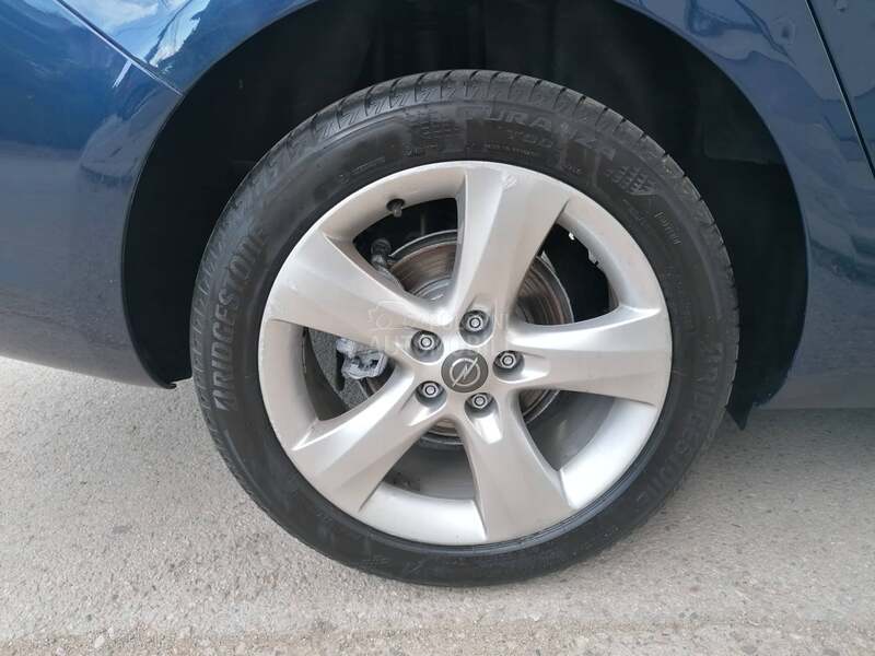 Opel Astra J 1.4i ESSENTIA CH