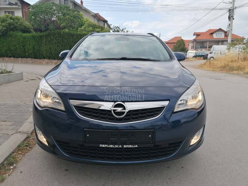 Opel Astra J 1.4i ESSENTIA CH