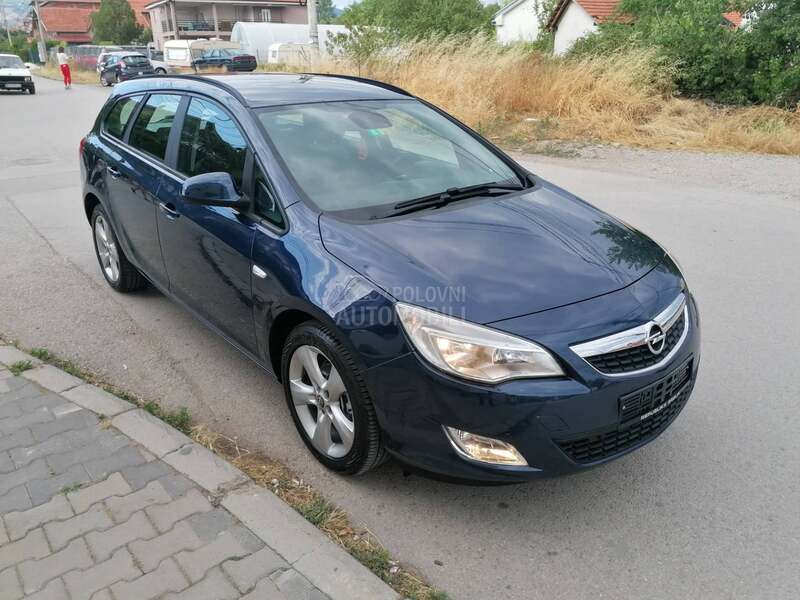Opel Astra J 1.4i ESSENTIA CH