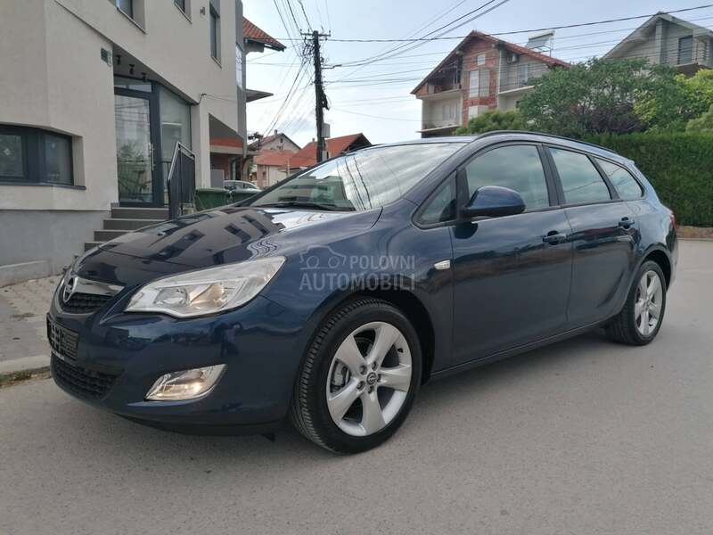 Opel Astra J 1.4i ESSENTIA CH