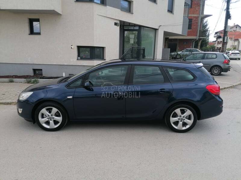 Opel Astra J 1.4i ESSENTIA CH