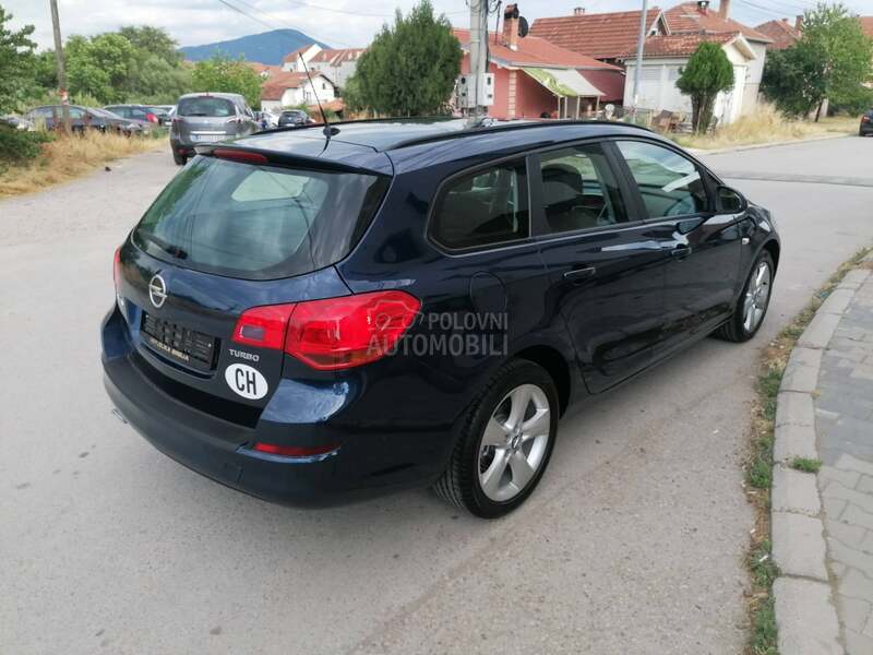 Opel Astra J 1.4i ESSENTIA CH