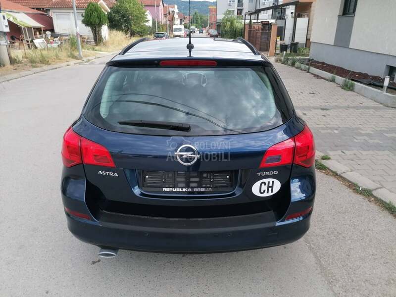Opel Astra J 1.4i ESSENTIA CH