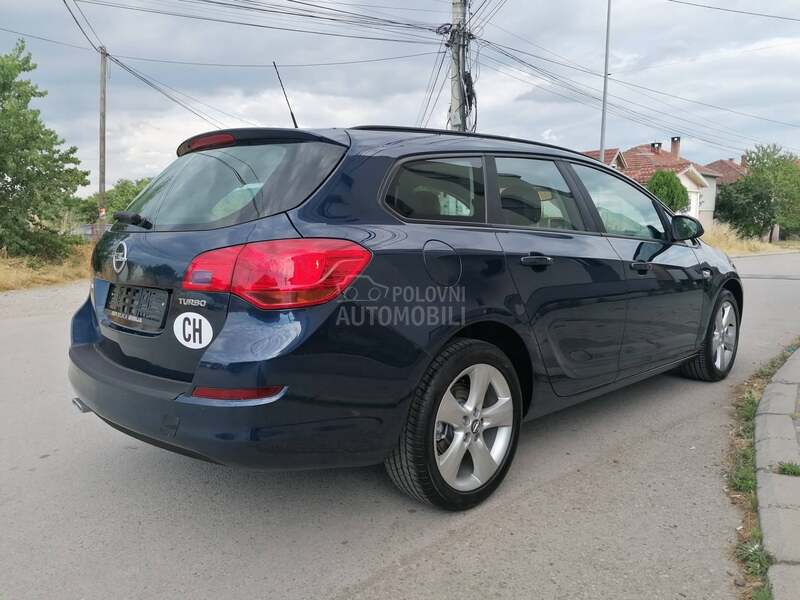 Opel Astra J 1.4i ESSENTIA CH