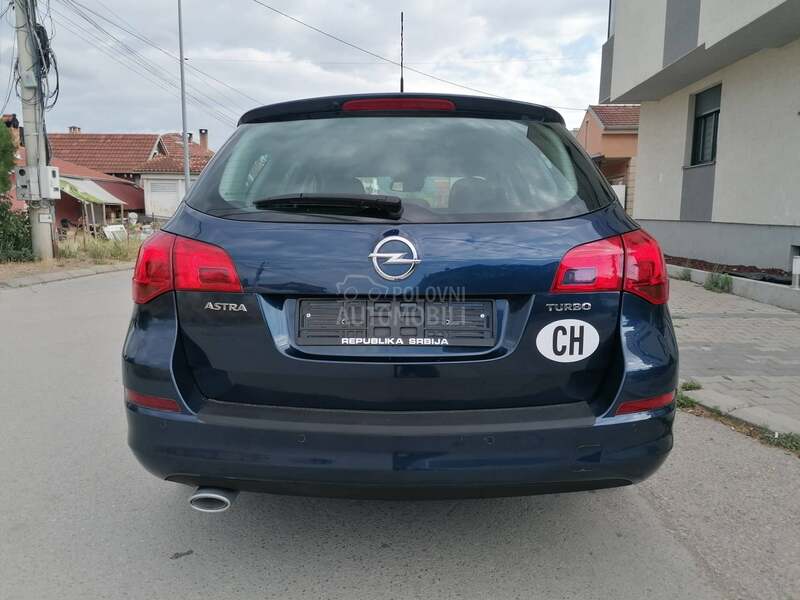 Opel Astra J 1.4i ESSENTIA CH
