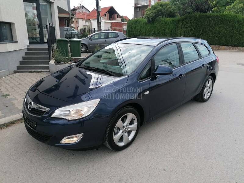 Opel Astra J 1.4i ESSENTIA CH