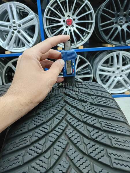 Firestone 215/55 R17 Zimska