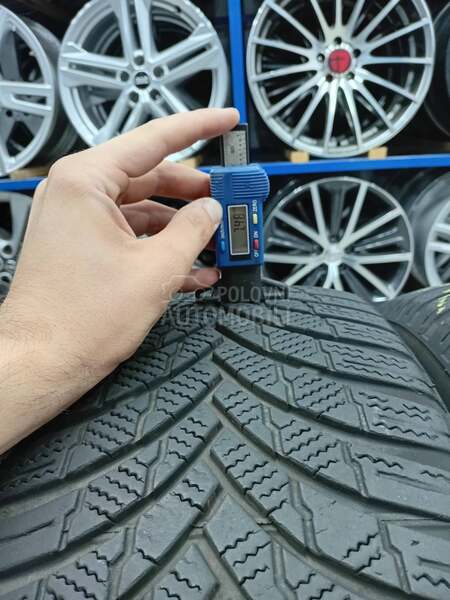 Firestone 215/55 R17 Zimska
