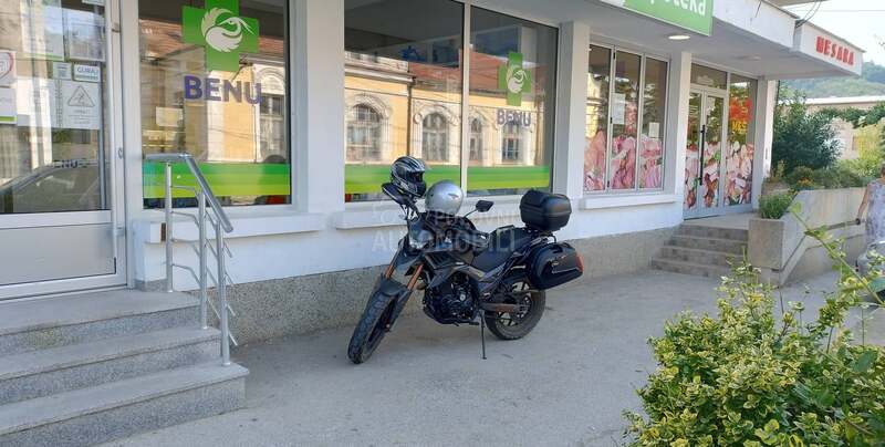 Peda tek 250 sa koferima
