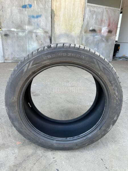 Nokian 255/45 R20 Letnja