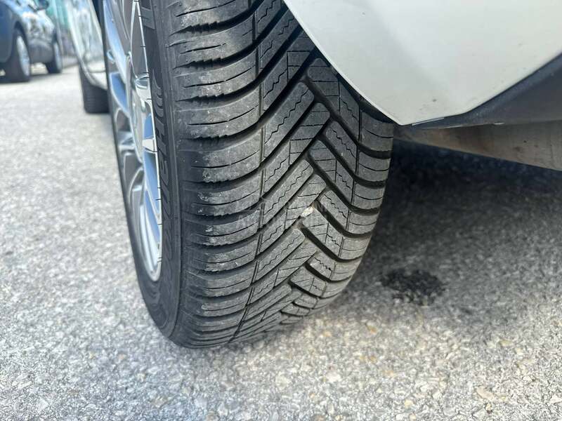 Lancia Ypsilon 1.2 8v TNG