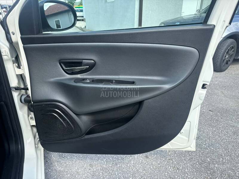 Lancia Ypsilon 1.2 8v TNG