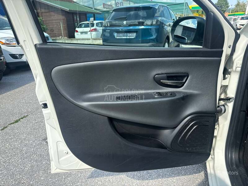 Lancia Ypsilon 1.2 8v TNG