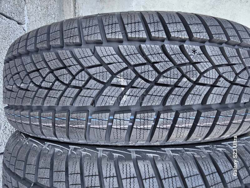 Goodyear 205/60 R17 Zimska