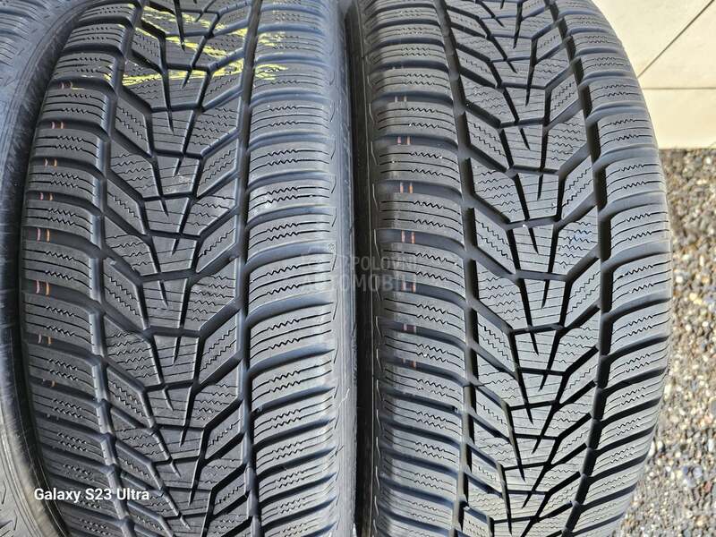 Hankook 215/55 R18 Zimska