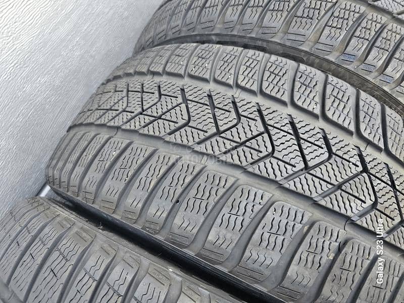Pirelli 235/45 R18 Zimska