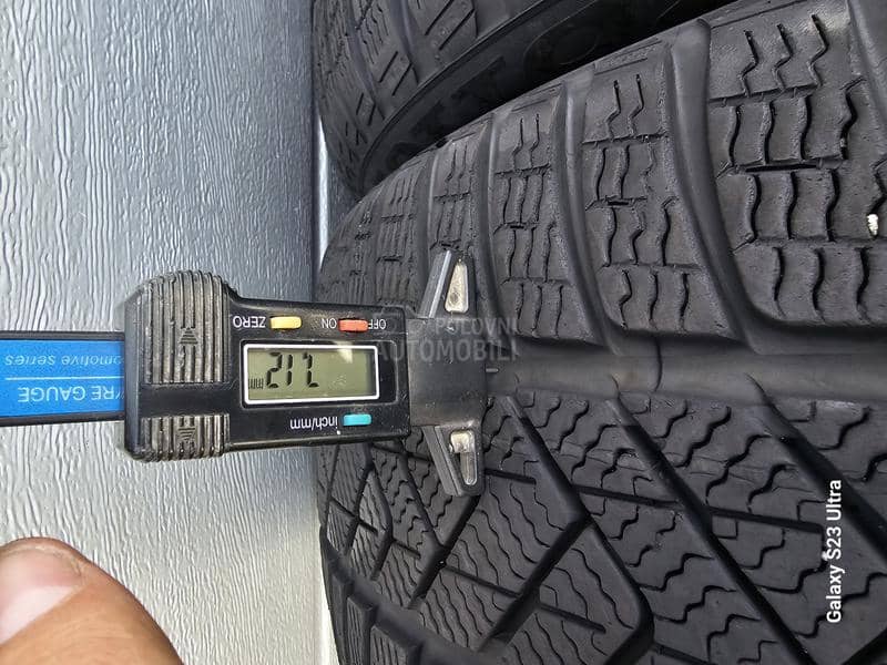 Pirelli 235/45 R18 Zimska