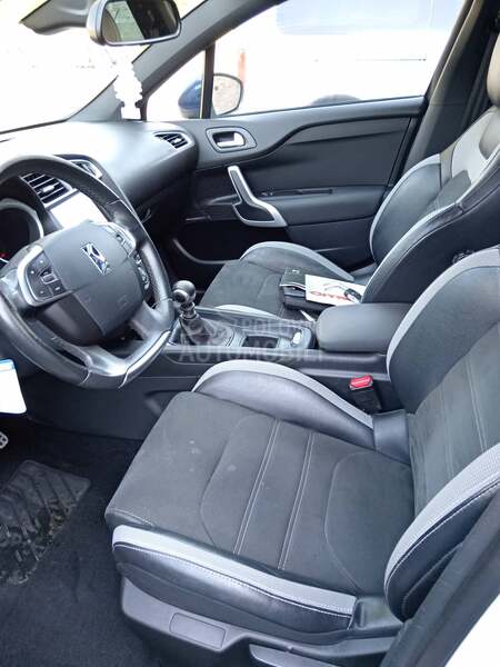 DS 4 