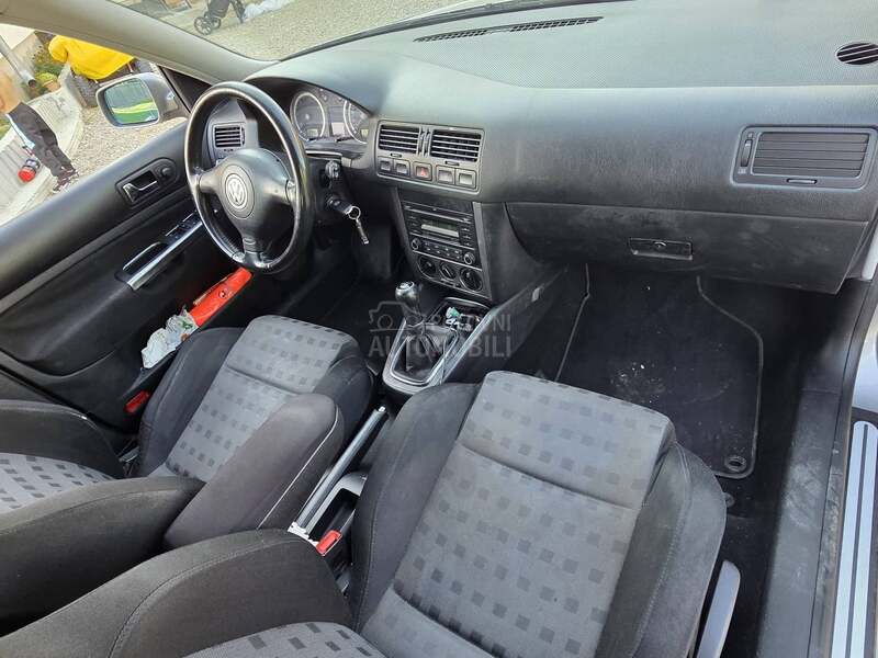 Volkswagen Golf 4 Delovi 2005. god. -  kompletan auto u delovima