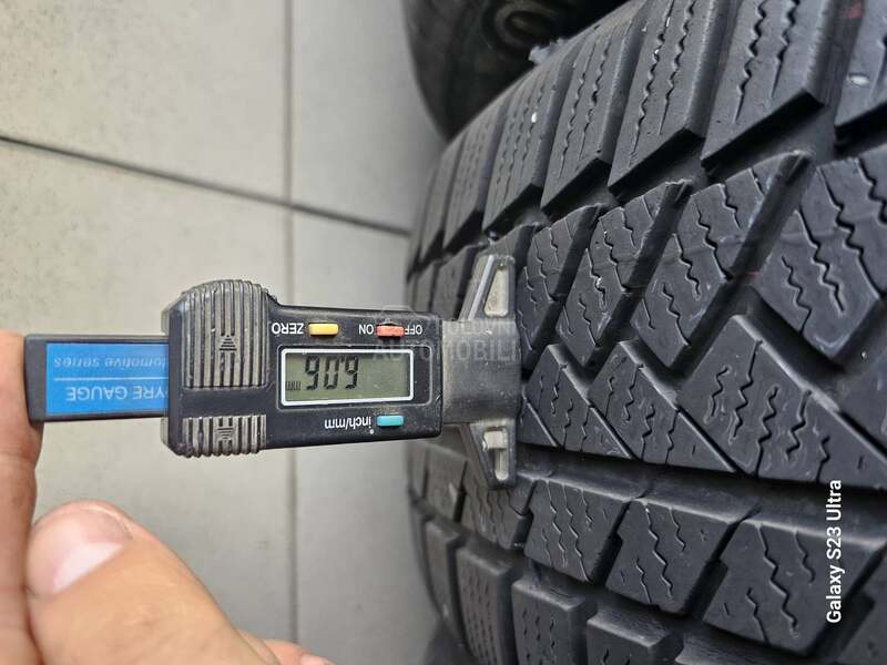 Continental 215/55 R17 Zimska