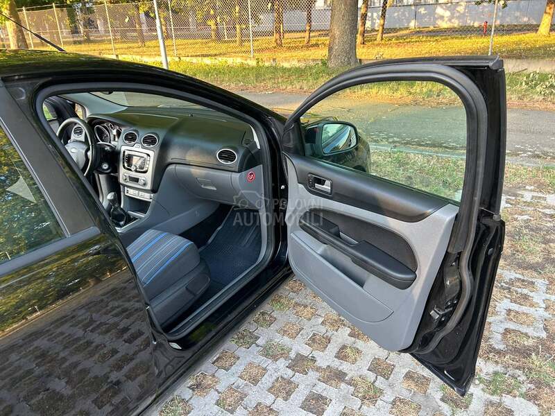 Ford Focus 1.6 B E N Z I N